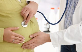 جنین در چند هفتگی از رحم وارد شکم میشود؟